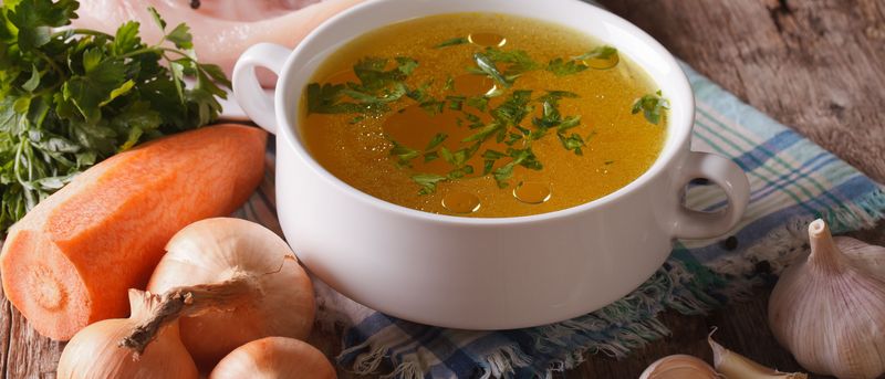 Hühnersuppe mit Gemüse gegen Erkältung.